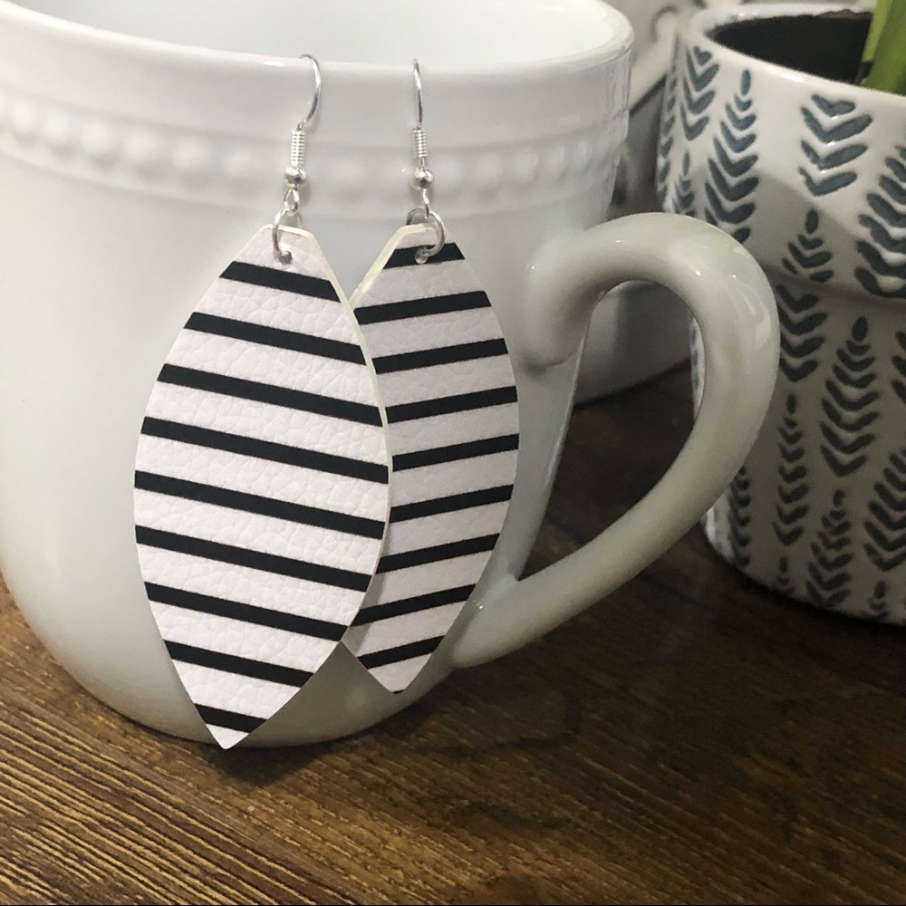 Faux leather striped earrings - black and white
